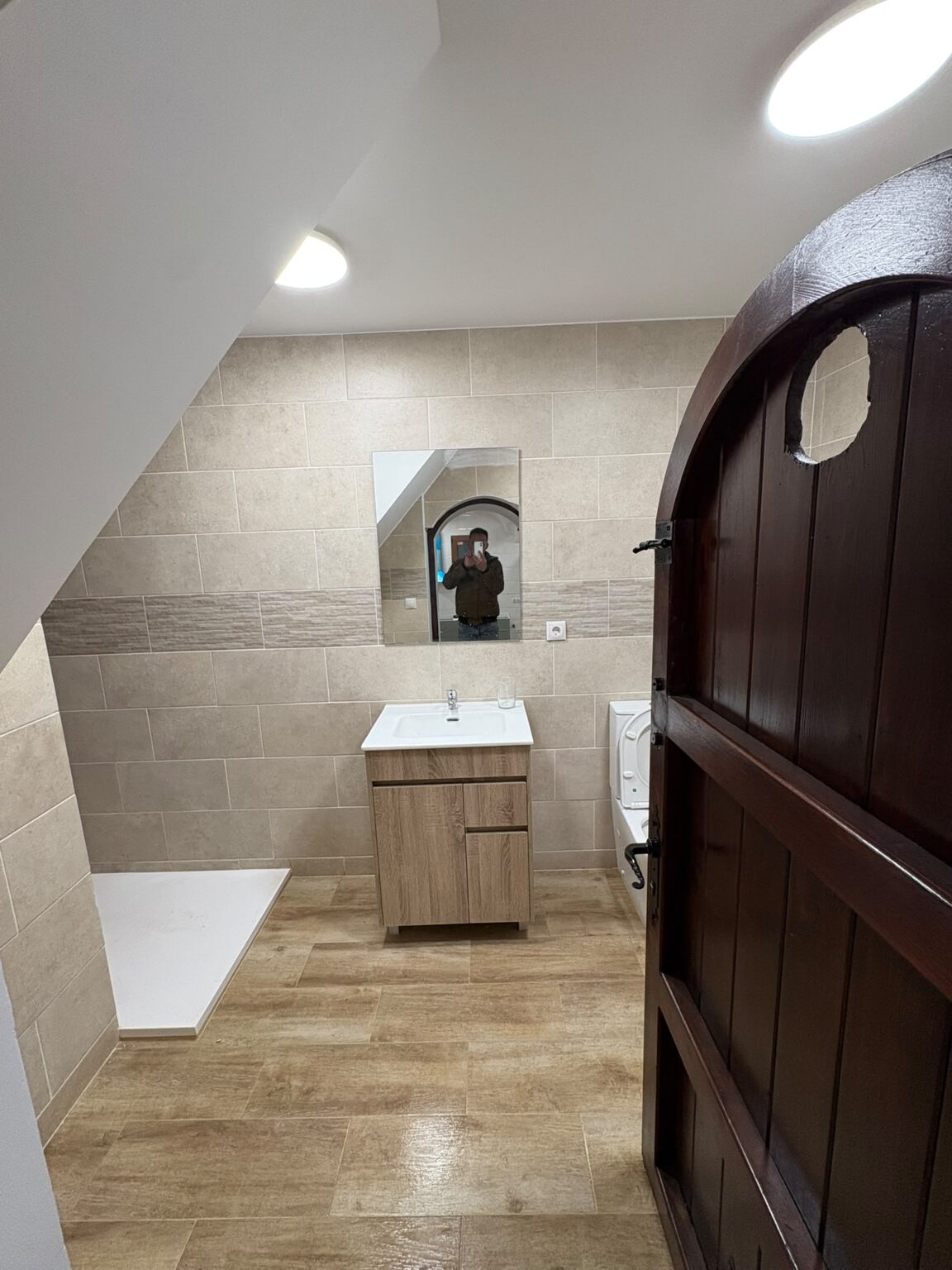 Reforma de cocina en tonos grises y madera con encimera de cuarzo compacto