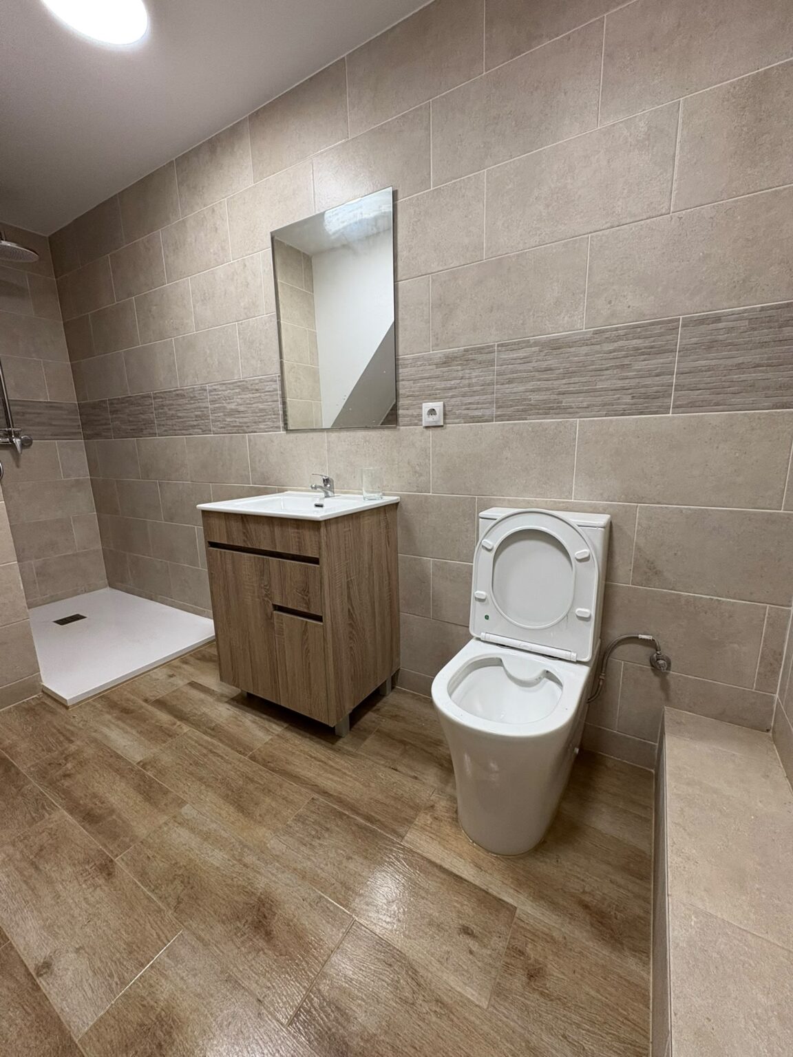 Distribución de dormitorio principal con baño en suite renovado en Reus