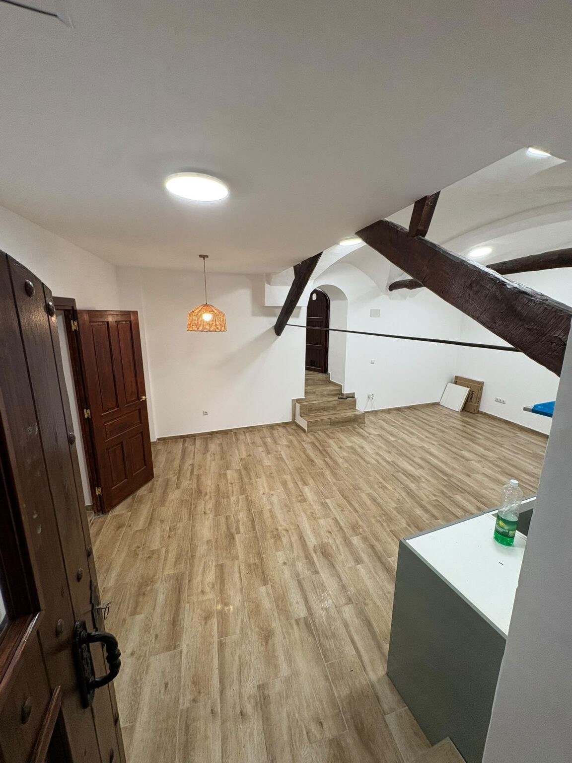 Distribución de dormitorio principal con baño en suite renovado en Reus